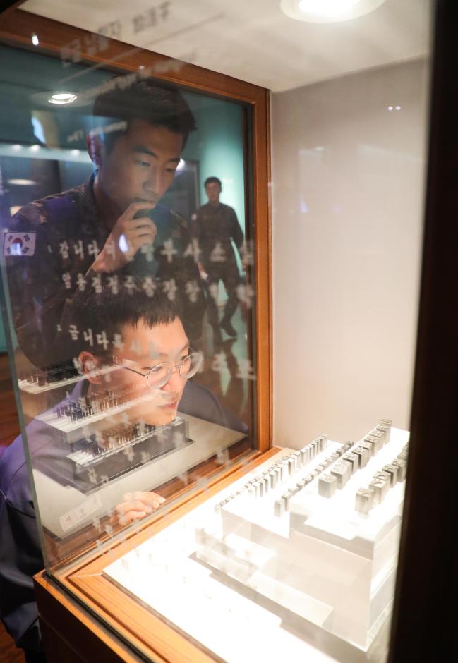 한글날을 앞두고 서울 용산 국립한글박물관을 찾은 국군복지단 장병들이 한글의 과거·현재·미래의 모습을 볼 수 있는 상설전시장과 특별전시장을 둘러보고 있다. 