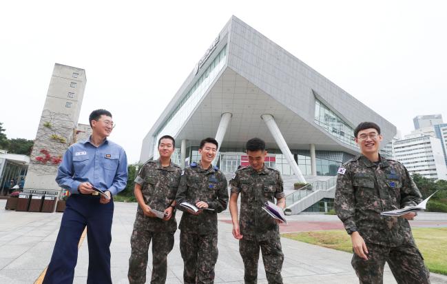 관람을 마친 국군복지단 장병들이 국립한글박물관 앞에서 포즈를 취하고 있다. 