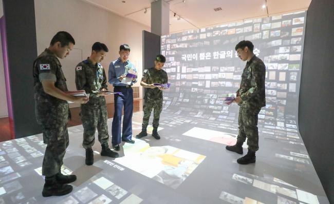 한글날을 앞두고 서울 용산 국립한글박물관을 찾은 국군복지단 장병들이 한글의 과거·현재·미래의 모습을 볼 수 있는 상설전시장과 ‘한글의 큰 스승’,‘한글 디자인: 형태의 전환’ 특별전시장을 둘러보고 있다. 