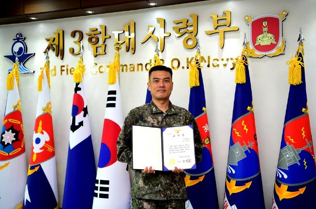 신속한 대응으로 음주 차량을 추적해 검거에 도움 준 해군3함대 지휘통신대대 이광영 소령이 목포경찰서장 표창장을 들어 보이고 있다.   부대 제공