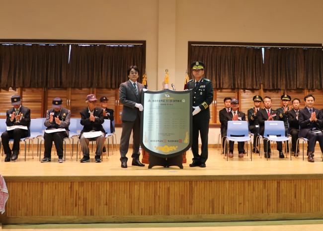 지난 2일 열린 ‘6·25 참전용사 모교명패 증정식’에서 석종건(앞줄 오른쪽) 육군35사단장이 배석기 학교장에게 6·25 참전용사 이름이 새겨져 있는 대형 명패를 전달하고 있다.     부대 제공