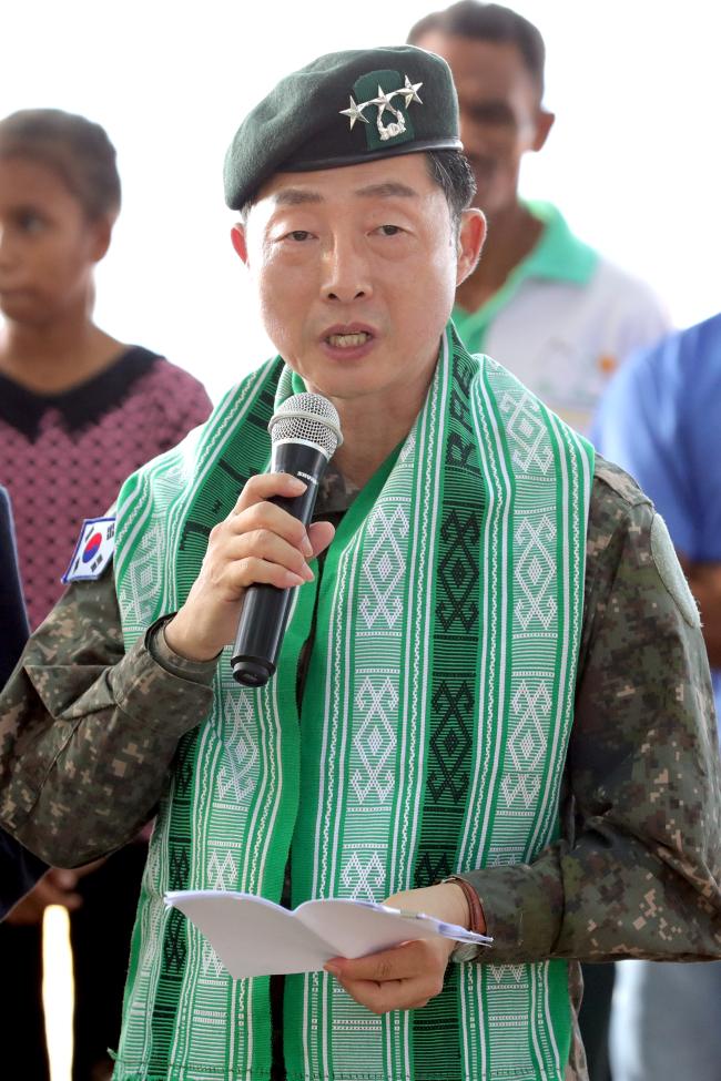 6일(현지시간) 열린 상록수부대 순직장병 추모식에서 추모사를 낭독하는 국방대학교 이석구 총장.  오에쿠시=조종원 기자