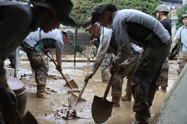 7일 육군23사단 장병들이 태풍 피해가 가장 심했던 삼척 지역에서 주택가에 유입된 토사를 제거하는 피해복구 대민지원을 벌이고 있다.  부대 제공