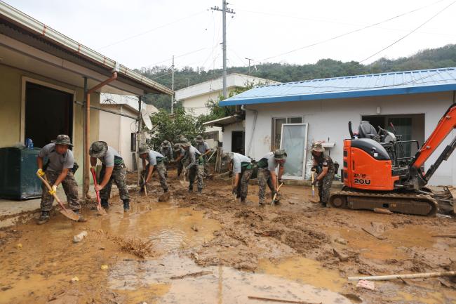 6일 육군39사단 창원대대 장병들이 제18호 태풍 미탁으로 인해 토사가 들이친 창원시 의창구 북면의 민간 주택에서 피해복구 대민지원을 펼치고 있다.
   부대 제공