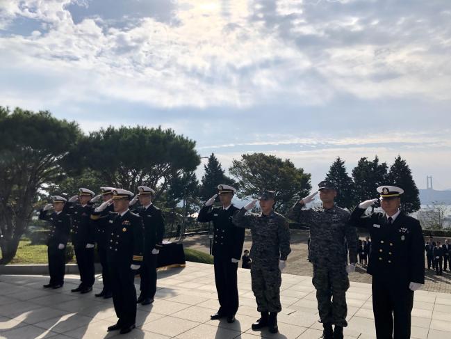 해군특수전전단 광양함 승조원들이 8일 광양시민의 날 행사의 하나로 전남 광양시 중동에 있는 현충탑을 찾아 참배하고 있다.  부대 제공