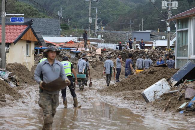 8일 육군23사단 장병들이 제18호 태풍 미탁으로 인해 마을 전체가 토사로 뒤덮인 강원도 삼척시 근덕면 초곡리에서 대민지원 활동을 하고 있다. 이날까지 닷새 동안 사단이 태풍 피해 복구에 투입한 장병은 연인원 8000명에 달한다.  부대 제공