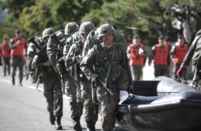 8일 육군사관학교에서 제6회 화랑전투기술경연대회가 열린 가운데 본선에 진출한 생도들이 완전군장을 한 채 대회 마지막 종목인 ‘단정운반’ 경연에서 결승선을 향해 이동하고 있다.      육사 제공