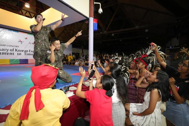 지난 7일 동티모르 딜리컨벤션센터에서 열린 ‘상록수부대 파병 20주년 기념식’에서 육군3군단 김민준(그룹 2PM 준케이·왼쪽) 병장, 육군12사단 윤두준(그룹 하이라이트) 병장이 멋진 공연을 선보이고 있다.   
 딜리=조종원 기자