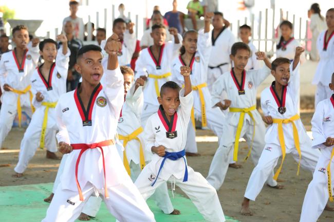 지난 6일(현지시간) 동티모르 오에쿠시 상록수부대 순직장병 추모탑에서 열린 순직장병 추모식에서 오에쿠시 지역 태권도 도장 소속 청소년들이 태권도 시범을 선보이고 있다. 조종원 기자