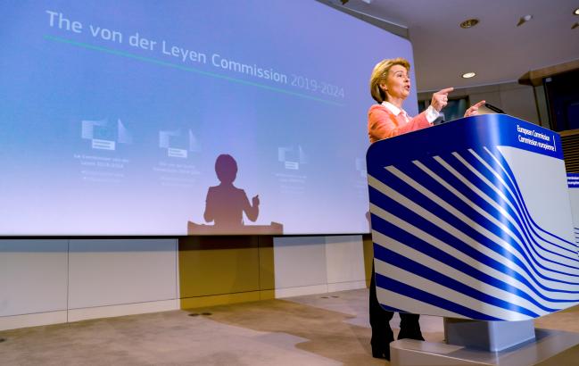 지난달 10일 우르줄라 폰데어라이엔 차기 EU 집행위원장이 조직개편 계획을 발표하고 있다. 이 계획에는 EU 산하에 방위 및 우주 분과를 신설한다는 내용이 담겨 있었다.  연합뉴스 