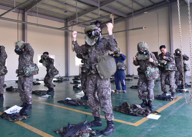공군16전투비행단이 지난달 30일부터 다음 달 22일까지 전 장병을 대상으로 화생방 교육·훈련을 실시하고 있는 가운데 21일 교육에 참가한 장병들이 화생방 보호장구 착용을 실습하고 있다.  사진 제공=양재성 일병