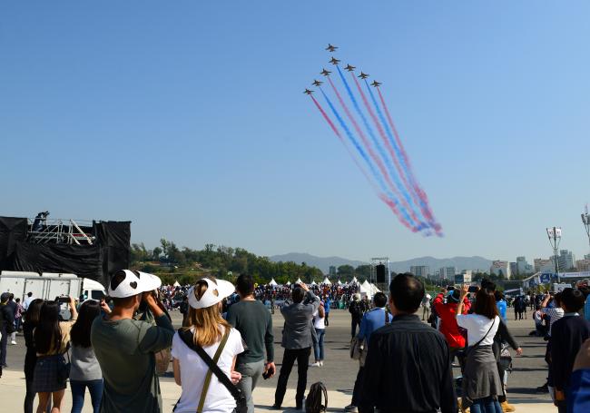 ROK Air Force Aerobatic Team Black Eagles in Seoul ADEX 2019
* 출처: U.S. Pacific Air Forces 

