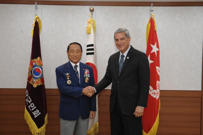 김진호(왼쪽) 향군회장과 켈리 매키그 미 유해발굴단장이 환담 전 악수를 나누고 있다.   
  향군  제공