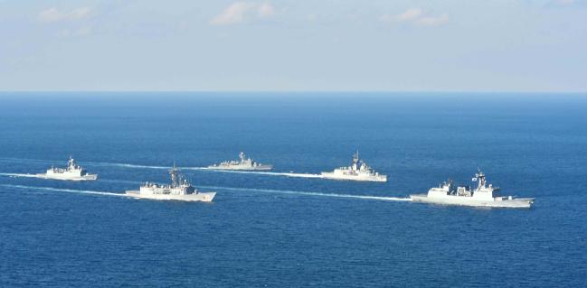 지난 2017년 11월 제주 인근 해상에서 진행된 한·호주 해군 연합훈련에서 양국 해군 함정들이 해상기동하는 모습.   해군 제공