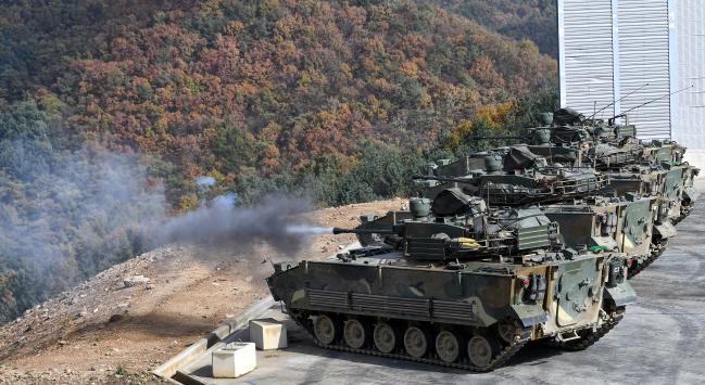 육군11기계화보병사단 사자여단 예하 충무대대 장병들이 29일 오전 강원도 홍천군 매봉산훈련장에서 K21 보병전투장갑차의 40㎜ 기관포 실사격 훈련을 하고 있다.  홍천=조용학 기자