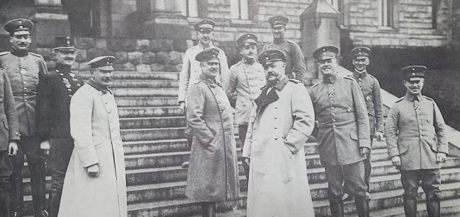 탄넨베르크 전투를 마치고 지휘관, 참모들과 기념촬영을 하고 있는 힌덴부르크(맨 앞줄 오른쪽 셋째)와 루덴도르프(맨 앞줄 오른쪽 넷째), 호프만(맨 앞줄 오른쪽 둘째)의 모습.  필자 제공