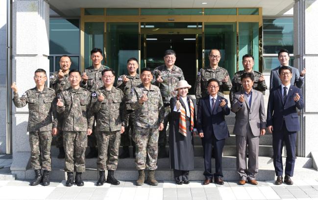 박상근(앞줄 왼쪽 넷째) 육군3군단장이 한미동맹친선협회 우현의(앞줄 오른쪽 넷째) 협회장 등 협회 관계자 및 김용래(앞줄 오른쪽 셋째) 이성근미술관장 등과 함께 기념사진을 찍고 있다.   부대 제공