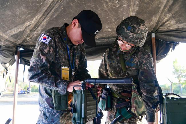 제42회 공군 정보통신 경연대회가 지난 1일까지 공군교육사령부에서 열린 가운데 참가 장병이 휴대용 통신장비 작동능력을 평가받고 있다.  
                         공군 제공