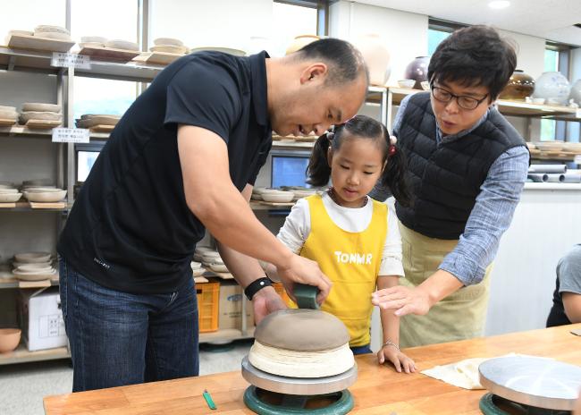 ‘2019년 군인가족 행복지원 프로그램’ 참가 가족이 경북 문경 도자기박물관에서 체험을 하고 있다.  사진 제공=안홍찬 상병