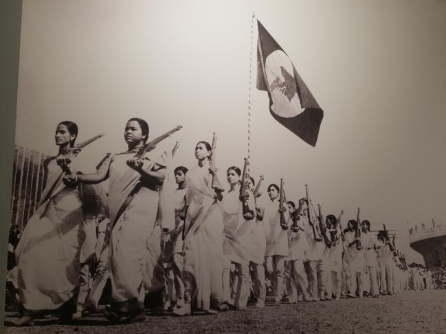 독립전쟁 당시 참전한 방글라데시 여성들이 분열(分列)하는 모습.