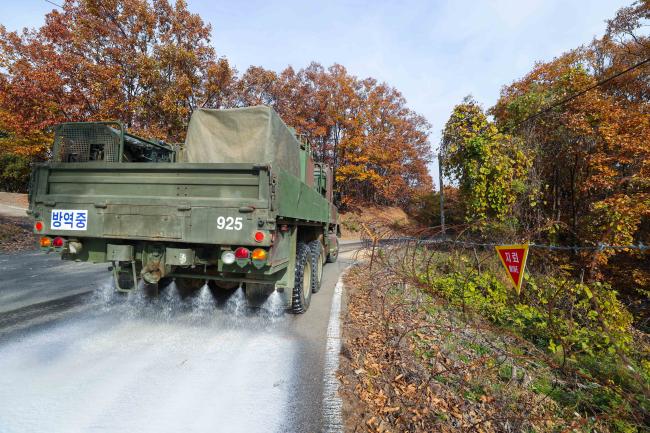 6일 육군25사단 화생방지원대 제독차가 경기도 연천군 민간인출입통제선 내부 도로에서 아프리카돼지열병(ASF) 확산을 방지하기 위해 방역작업을 하고 있다.     연천=이경원 기자