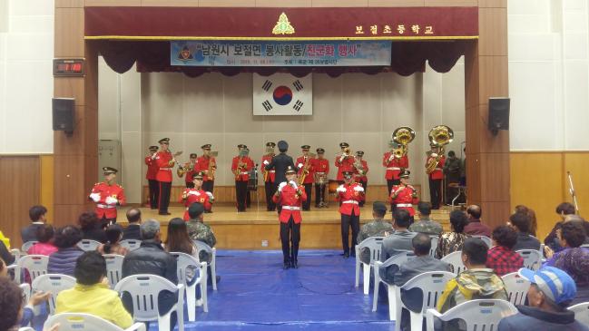 6일 육군35사단 군악대 장병들이 사단 공용화기 사격장 일대에 거주하는 전북 남원 보절면 지역주민들을 위해 군악 공연을 하고 있다.  부대 제공