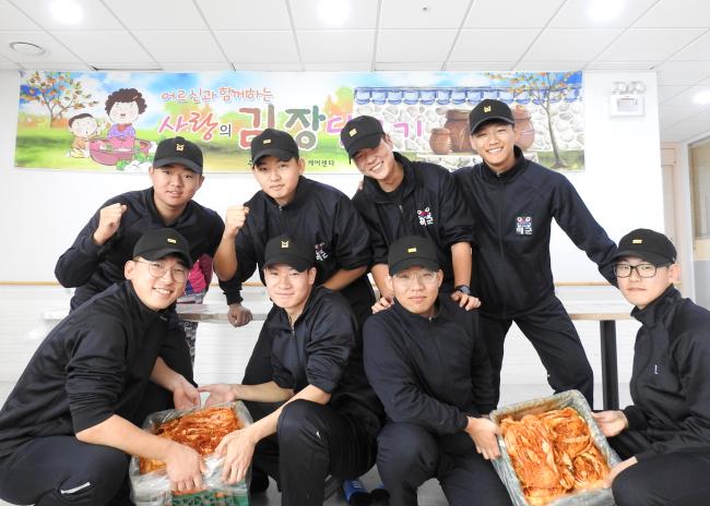 해군2함대 부천함 장병들이 6일 경기 부천시 노인전문 요양복지시설에서 직접 담근 김치를 들어 보이며 기념사진을 찍고 있다.   부대 제공