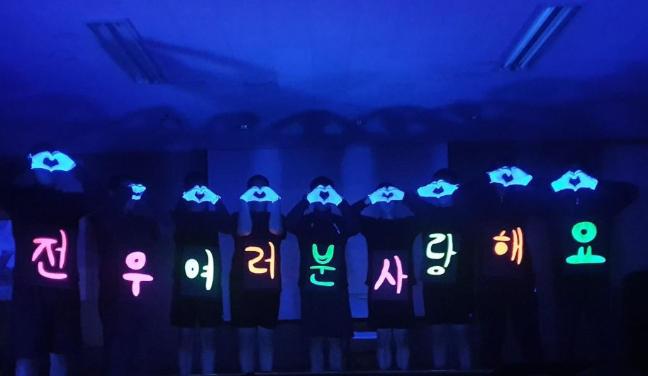 언어문화 개선 역할극 경연대회에 참가한 육군36사단 장병들이 전우들에게 언어문화 개선을 독려하는 메시지를 퍼포먼스로 표현하고 있다.  부대 제공