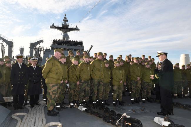 대한민국 해군순항훈련전단 양민수(준장·앞줄 맨 오른쪽) 전단장이 6일 문무대왕함을 방문한 노르웨이 해군사관생도들에게 환영 인사를 하고 있다.  사진 제공=유선종 상사