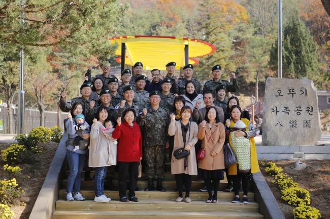 7일 개장한 ‘오뚜기 가족공원, 팔락원’ 개장식에서 함희성(둘째줄 가운데) 육군8사단장이 사단 관계자 및 군인가족들과 기념사진을 찍고 있다.  부대 제공