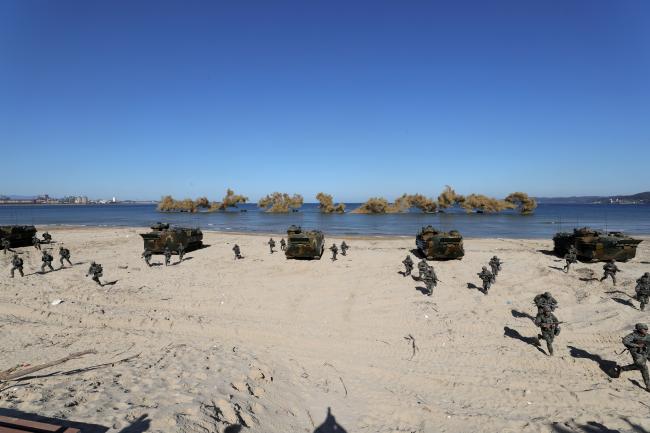 상륙돌격장갑차로 해안에 상륙한 뒤 내륙으로 돌격하고 있는 해병대 신속기동부대 장병들. 