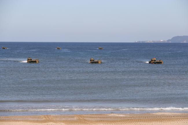 해병대 신속기동부대 장병들이 탑승한 상륙돌격장갑차가 해상기동하고 있다. 
