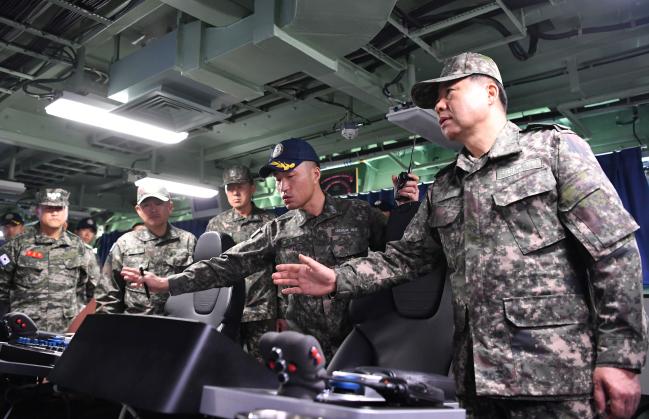 심승섭(맨 오른쪽) 해군참모총장이 독도 해역 소방헬기 추락 사고 발생 일주일째인 6일 실종자 탐색·구조작전을 위해 추가 투입된 해군 수상함구조함 광양함(ATS-32·3500톤급)을 찾아 작전 현장을 점검하고 있다. 심 총장은 이날 장병들에게 “실종자 수습에 모든 역량을 경주해 달라”고 당부했다.   해군 제공