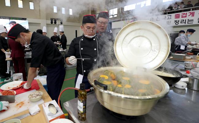 7일 오후 육군종합군수학교 내 종합체육관에서 국방부와 농림축산식품부·해양수산부 공동 주최로 열린 ‘2019 찾아라 군 급식왕’ 요리대회에서 육·해·공군 및 해병대를 대표해 참가한 조리병들이 진지한 표정으로 신세대 장병들의 입맛을 사로잡을 요리를 만들고 있다.  대전=양동욱 기자