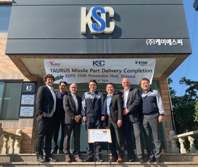경남 창원시 ㈜케이에스씨 본사 앞에서 케이에스씨와 독일 타우러스사 관계자들이 관통자 납품 완료를 기념하며 기념사진을 찍고 있다.  케이에스씨 제공