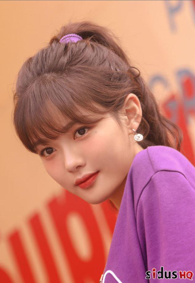 

소속사 싸이더스HQ가 공개한 화보에서 다양한 원색 컬러를 완벽히 소화한 배우 김유정.  