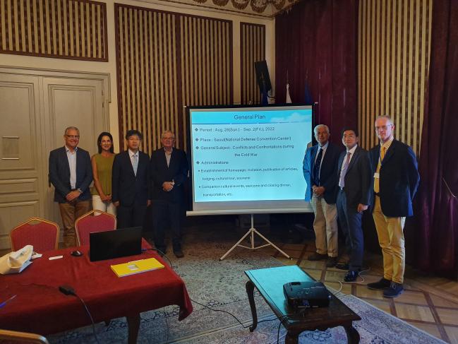 지난 8월 불가리아 소피아에서 열린 국제군사사학회 학술대회에서 국방부 군사편찬연구소 조성훈(왼쪽 셋째) 소장 및 집행위원회 주요 위원들이 기념사진을 찍고 있다. 연구소는 이날 2022년 학술대회의 한국 유치를 승인받았다.  군사편찬연구소 제공