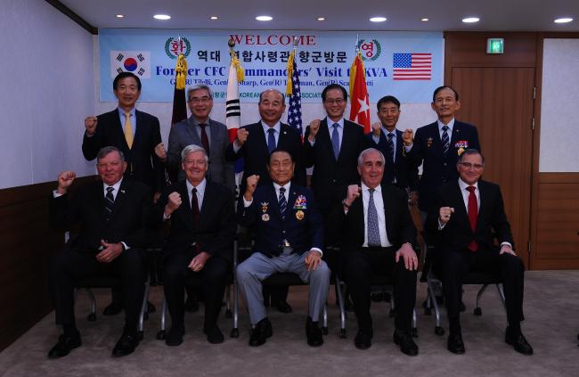14일 대한민국재향군인회 초청으로 한자리에 모인 한미 군 원로들이 굳건한 한미동맹을 다짐하며 기념사진을 찍고 있다. 앞줄 왼쪽부터 제임스 서먼·월터 샤프 전 연합사령관, 김진호 향군회장, 존 틸럴리·커티스 스캐퍼로티 전 연합사령관.  향군 제공