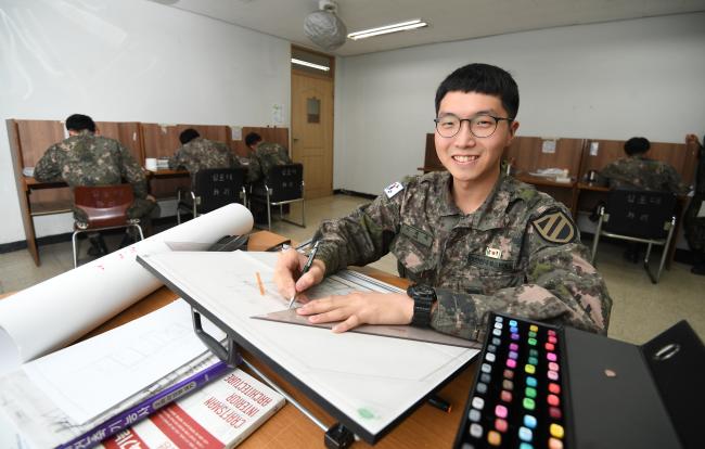 육군11사단 포룡여단 청룡대대 이재욱 병장이 다음 달 있을 실내건축기능사 실기 시험을 앞두고 부대 내 자기계발실에서 건축 관련 실무연습을 위해 제도판에 평면도를 그리고 있다. 홍천=조용학 기자