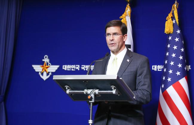 지난 15일 국방부에서 열린 제51차 한미안보협의회(SCM) 공동기자회견에서 마크 에스퍼 미국 국방부 장관이  모두발언을 하는 모습. 미국의 대표적인 싱크탱크인 랜드연구소가 올해 발간한 책 『1945-2016 전력 기획 시나리오 : 국방 전략 기획의 유래와 실제』는 시대별 미 행정부의 국방 전략과 변화를 이해하는 데 유용한 정보를 준다.  국방일보 DB