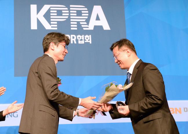 지난 21일 서울 중구 더플라자호텔에서 열린 2019 한국PR대상 시상식에서 한국국방연구원 박상현(오른쪽) 대외협력실장이 한국PR협회 한광섭 회장으로부터 군PR 부문 최우수상을 수상하고 있다.  한국국방연구원 제공