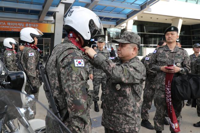 박한기 합참의장이 지난 22일 ‘2019 한·아세안 특별정상회의’가 열리는 부산 벡스코(BEXCO)를 찾아 성공적인 행사 개최를 위해 지원 임무를 수행 중인 장병들을 격려하고 있다. 
 부산=양동욱 기자