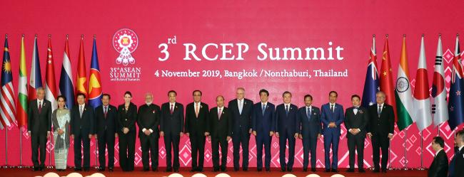 지난 4일 태국 방콕 임팩트 포럼에서 열린 역내포괄적경제동반자협정(RCEP) 정상회의에서 문재인(오른쪽 다섯째) 대통령을 비롯한 참가국 정상들이 기념사진을 찍고 있다. 이날 RCEP 정상회의는 ‘협정문안 협상 종결’을 선언함으로써 2020년 최종 체결 가능성이 크게 증가했다.  연합뉴스 