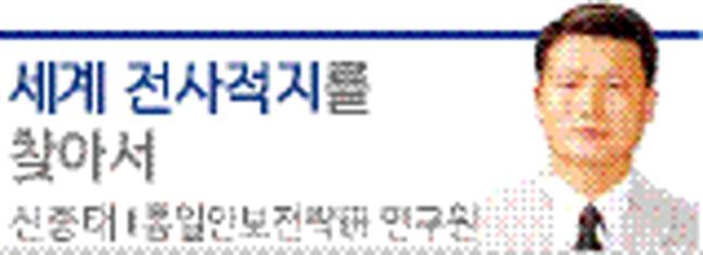 호주의 수도 캔버라에 있는 국립전쟁기념관에서는 연중 크리스마스 단 하루를 제외하고 매일 참전용사 추모행사가 열린다. 사진은 추모행사에 참가한 초등학생들이 헌화하는 모습.  필자 제공 