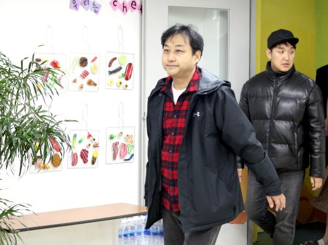 개그맨 김수용과 임혁필이 봉사활동을 위해 서울 용산구 혜심원 식당에 들어서고 있다.  스마일플러스 제공.