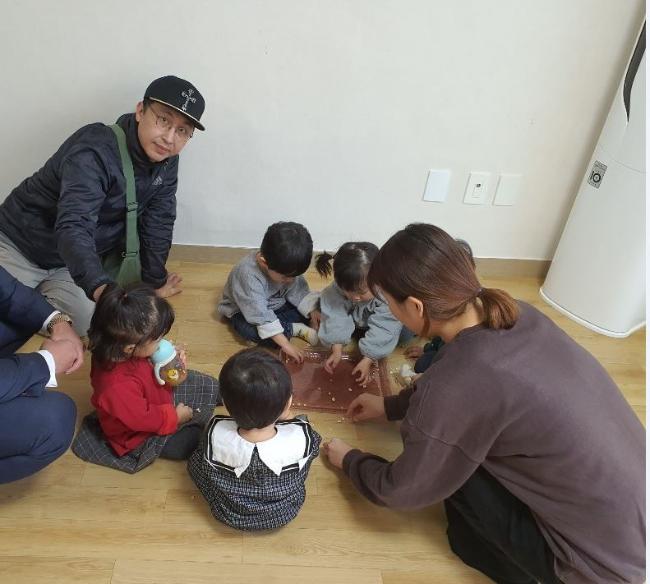스마일플러스 한상규 단장이 지난달 29일 서울 용산구 사회복지법인 혜심원에서 원생들을 돌보고 있다.  스마일플러스 제공.