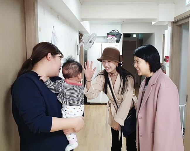 개그맨 강유미와 슈퍼모델 박선애가 사회복지법인 서울 용산구 혜심원에서 봉사활동에 앞서 원생과 인사를 나누고 있다.  스마일플러스 제공.