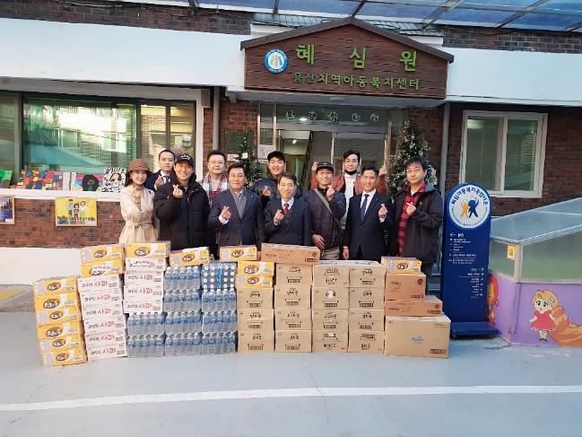 개그맨 김수용, 한상규, 임혁필, 김인석 등 스마일플러스 회원들이 사회복지법인 혜심원에서 봉사활동에 앞서 기념 사진을 찍고 있다.   사진=스마일플러스