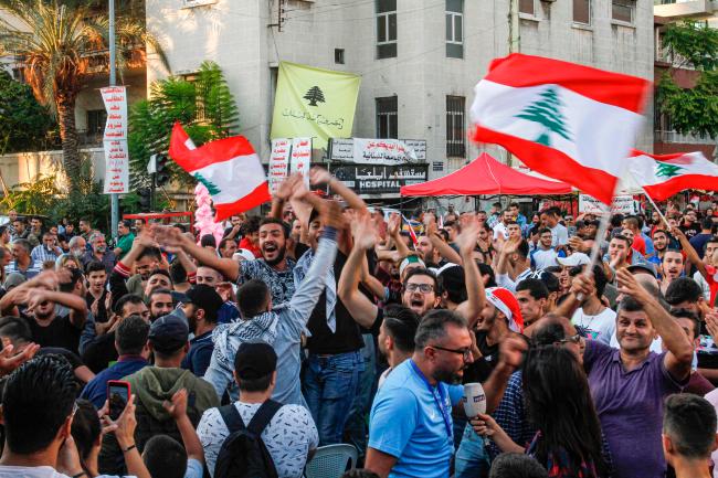 소셜 미디어의 힘을 잘 보여준 ‘아랍의 봄’이 미완의 봉기로 끝났지만 그 불씨가 사그라들지 않았다는 분석이 나오고 있다. 사진은 지난 10월 29일(현지시간) 레바논 남부 시돈에서 반정부 시위를 벌이던 시위대가 사드 하리리 총리의 사임 발표에 환호하는 모습. 레바논 시위는 정부가 스마트폰 메신저 앱에 하루 약 230원의 세금을 부과한다는 발표에 항의하면서 시작됐다.  연합뉴스 