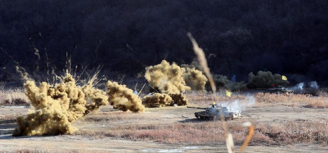 육군5기갑여단 불사조대대TF가 전투사격에 나선 5일, 다락대 과학화훈련장에서 K1E1 전차가 연막탄을 터뜨리며 표적을 향해 힘차게 기동하고 있다.    연천=한재호 기자